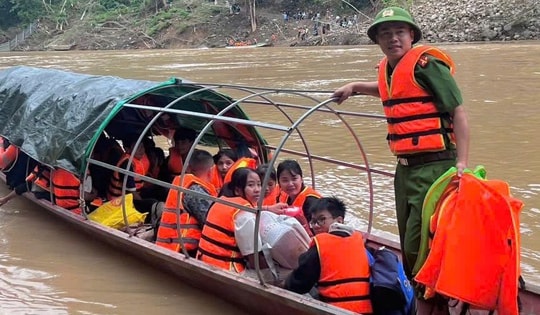 Nghệ An: Học sinh vượt sông đến lớp sau khi cầu treo Xốp Mạt bị lũ cuốn