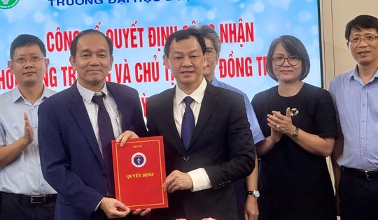 Trao quyết định công nhận Hội đồng trường và Chủ tịch Hội đồng trường Đại học Dược Hà Nội