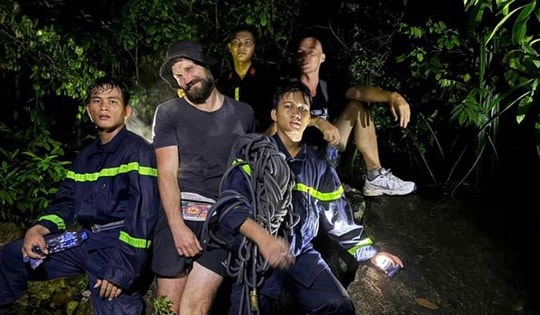 Hai người Nga lạc đường trên núi Cô Tiên được đưa xuống núi an toàn