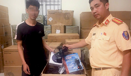 Phát hiện ‘kho’ đồ điện gia dụng không rõ nguồn gốc trên xe tải