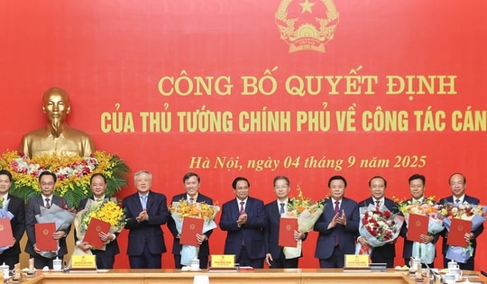 Thủ tướng Phạm Minh Chính trao quyết định bổ nhiệm lãnh đạo 8 bộ, cơ quan