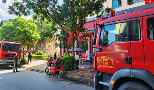 Cháy lớn tại nhà hàng trong khu đô thị Trung Hoà, 4 xe cứu hỏa được điều động