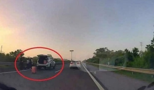Phạt 13 triệu đồng với tài xế dừng xe giữa cao tốc để thay lốp