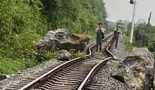 Đá lăn từ núi cao làm lệch đường ray, tàu Bắc - Nam tạm đình trệ