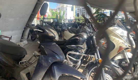 Cận cảnh ô tô, xe máy đỗ kín dưới gầm cầu vượt ở Hà Nội