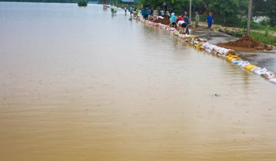 Giữa nắng nóng, lũ sông Tích, sông Bùi vẫn trên mức báo động, hàng chục xã bị ảnh hưởng ngập lụt