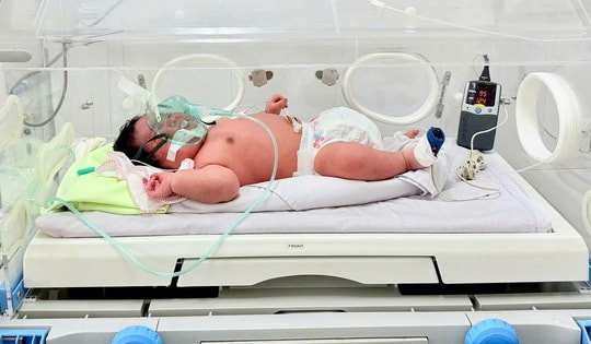 Bé trai sơ sinh nặng 6,2kg chào đời tại Quảng Ninh