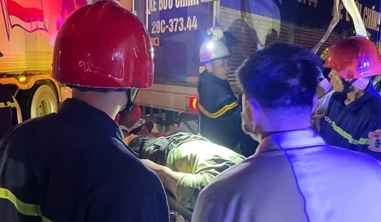 Giải cứu tài xế mắc kẹt trong cabin sau tai nạn lúc rạng sáng