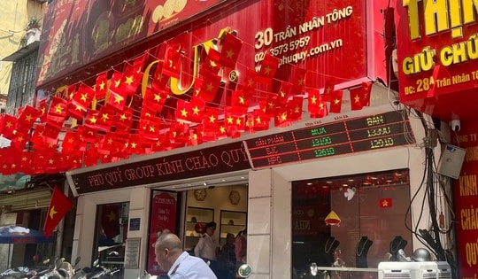 Giá vàng 'lập đỉnh', nhiều cửa hàng bán ra giới hạn