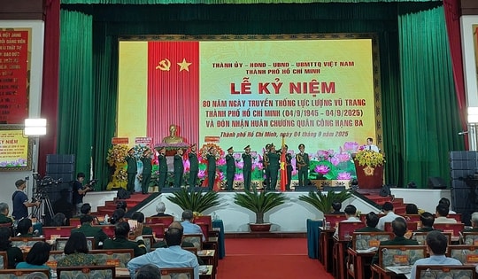 Bộ Tư lệnh TPHCM đón nhận Huân chương Quân công hạng Ba