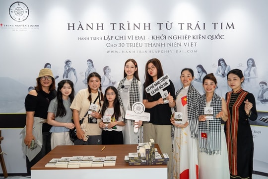 Các người đẹp đồng hành cùng Trung Nguyên Legend tại Triển lãm Thành tựu đất nước