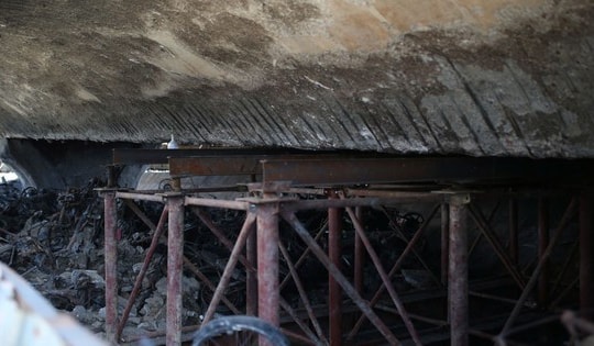 Dựng giá đỡ dưới gầm cầu Vĩnh Tuy đề phòng biến dạng kết cấu sau vụ cháy bãi xe