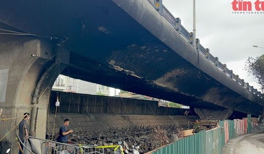 Thủ tướng Chính phủ yêu cầu làm rõ nguyên nhân, trách nhiệm vụ cháy bãi trông giữ xe gầm cầu Vĩnh Tuy