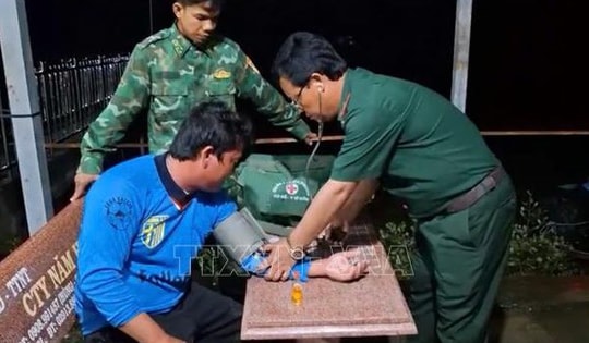 Đưa 4 thuyền viên gặp nạn trên biển vào đất liền an toàn