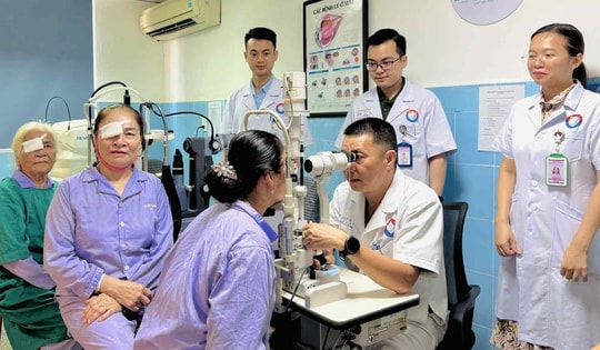 Ba mẹ con cùng phẫu thuật mắt trong một ngày