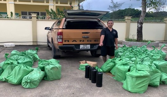 Tài xế vận chuyển hàng trăm bình nghi khí cười để lấy 300 nghìn tiền công