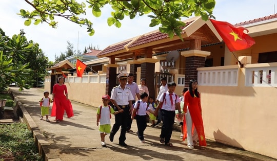 Video: Khai giảng năm học mới ở Trường Sa