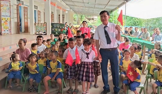 Khai giảng nơi vùng lũ Nghệ An