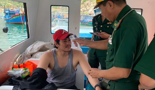 Bộ đội Biên phòng Khánh Hòa hỗ trợ cấp cứu thuyền viên nước ngoài gặp nạn trên biển