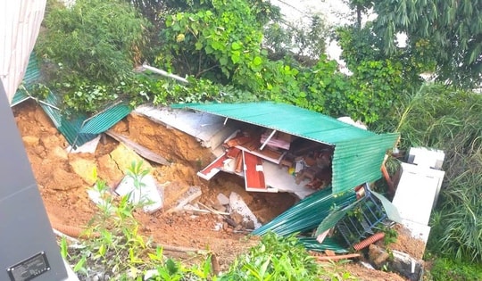 Sạt lở khiến nhà dân và trạm sạc điện bị cuốn xuống sông Lam