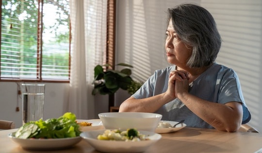 Người cao tuổi ăn sáng muộn ảnh hưởng tới sức khỏe và tuổi thọ