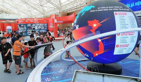 Người dân tiếp tục tới tham quan Triển lãm '80 năm Độc lập - Tự do - Hạnh phúc'