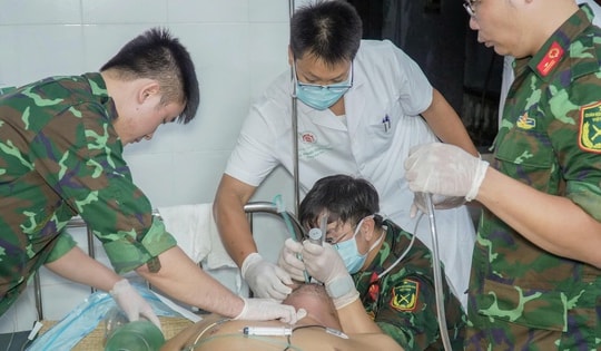 Cấp cứu thành công ngư dân nguy kịch sau 3 lần lặn sâu 40 mét tại Trường Sa