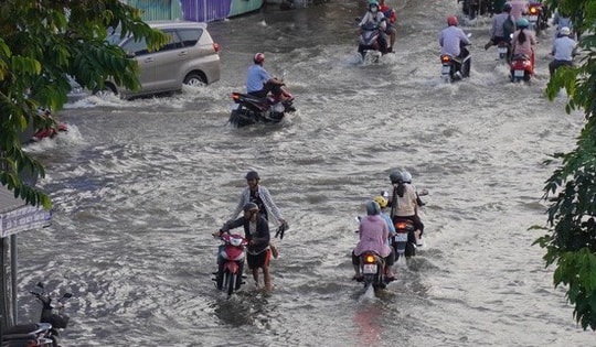 Triều cường rằm tháng 7 gây ngập úng ở Nam Bộ