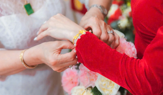 Xưa cưới được bạn tặng vàng, giờ lo 'sốt vó' vì giá vàng leo cao