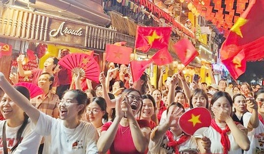 'Bạn bè quốc tế ngạc nhiên khi thấy nhân dân ra đường rất đông xem diễu binh, diễu hành A80'