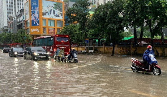 Vì sao không đổ bộ vào nước ta nhưng bão số 7 lại gây mưa lớn cho miền Bắc?