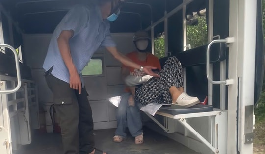 Công an xã dùng xe chuyên dụng đưa người phụ nữ ngất xỉu giữa đường đi cấp cứu