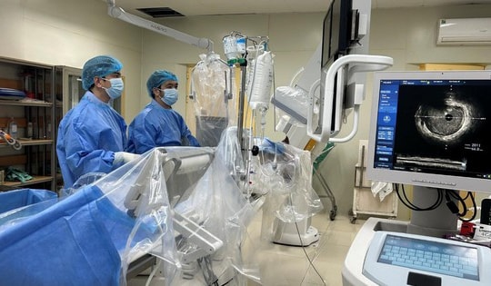 Nhân viên y tế thay phiên ép tim giành giật sự sống cho bệnh nhân trẻ đột ngột ngừng tuần hoàn