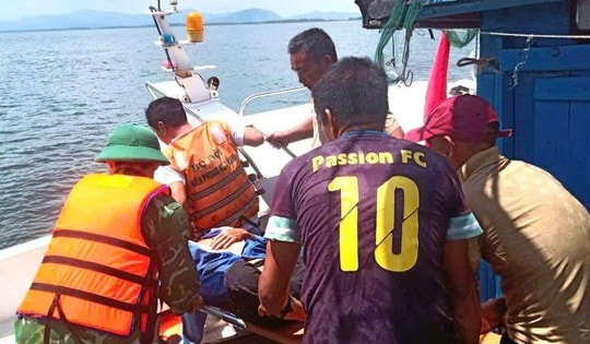 Bộ đội Biên phòng Nghệ An cấp cứu ngư dân gặp tai nạn trên biển