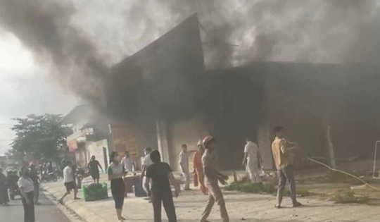 Cháy cơ sở giao hàng ở Hà Tĩnh lúc sáng sớm