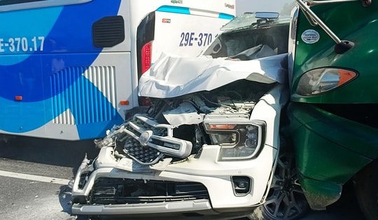 Ô tô Ford Everest biến dạng sau vụ tai nạn liên hoàn trên cao tốc Cao Bồ - Mai Sơn