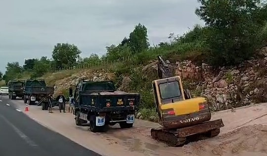 Cơn mưa lớn gây sạt lở, cát tràn xuống cao tốc Vĩnh Hảo - Phan Thiết