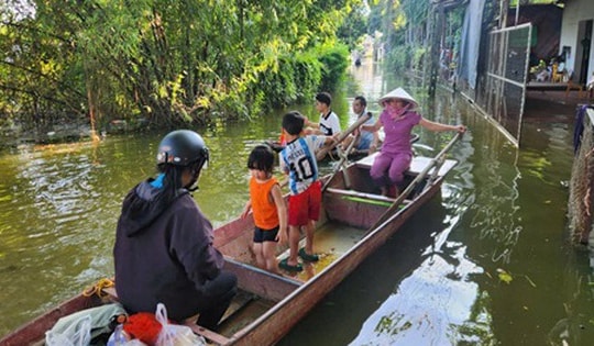 Vùng ven sông Tích ở Hà Nội ngập nhiều ngày, nước rút chậm
