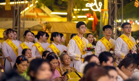 Biển người nghẹn ngào trong nghi thức 'Bông hồng cài áo' ngày lễ Vu Lan báo hiếu
