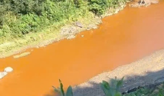 Suối ở Nghệ An bất ngờ đổi màu đỏ quạch, người dân lo lắng