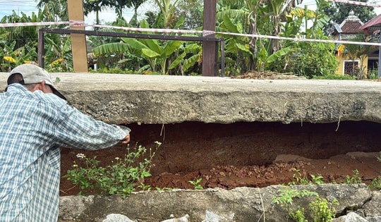 Sạt lở bờ sông đe dọa đường liên xã ở Huế, người dân bất an