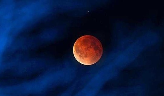 Chiêm ngưỡng Mặt Trăng đỏ thẫm trong nguyệt thực toàn phần đêm qua