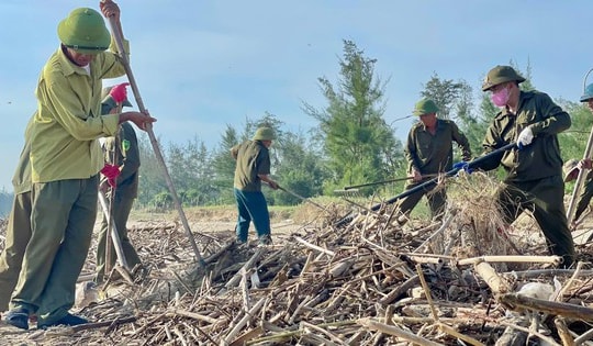 Hà Tĩnh nỗ lực dọn rác, làm sạch bãi biển sau bão