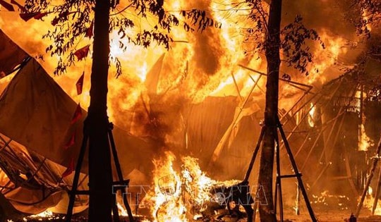 Cháy lớn lúc rạng sáng trên đường Xuân Diệu (Hà Nội)