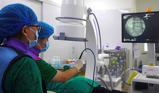 Đau lưng 10 năm, bệnh nhân 'nhẹ nhõm' nhờ kỹ thuật lần đầu được áp dụng ở miền Tây