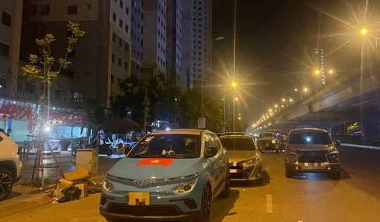 Hà Nội: Ô tô đỗ hàng 2, hàng 3 chiếm gần hết lòng đường Nghiêm Xuân Yêm