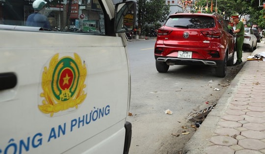 Phớt lờ biển cấm dừng đỗ tại Khương Đình, nhiều ô tô bị cẩu đi