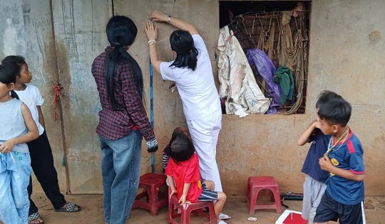 Y tế cơ sở 'đi từng ngõ, gõ từng nhà' đẩy lùi suy dinh dưỡng