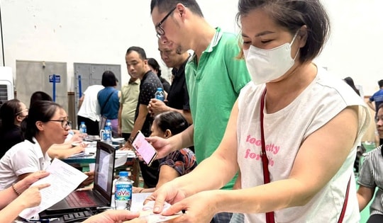 10 giờ đêm, phường đông dân nhất Hà Nội vẫn đang chi trả quà Quốc khánh cho người dân