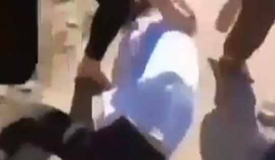 Nữ sinh lớp 10 bị nhóm bạn đánh hội đồng sau lễ khai giảng